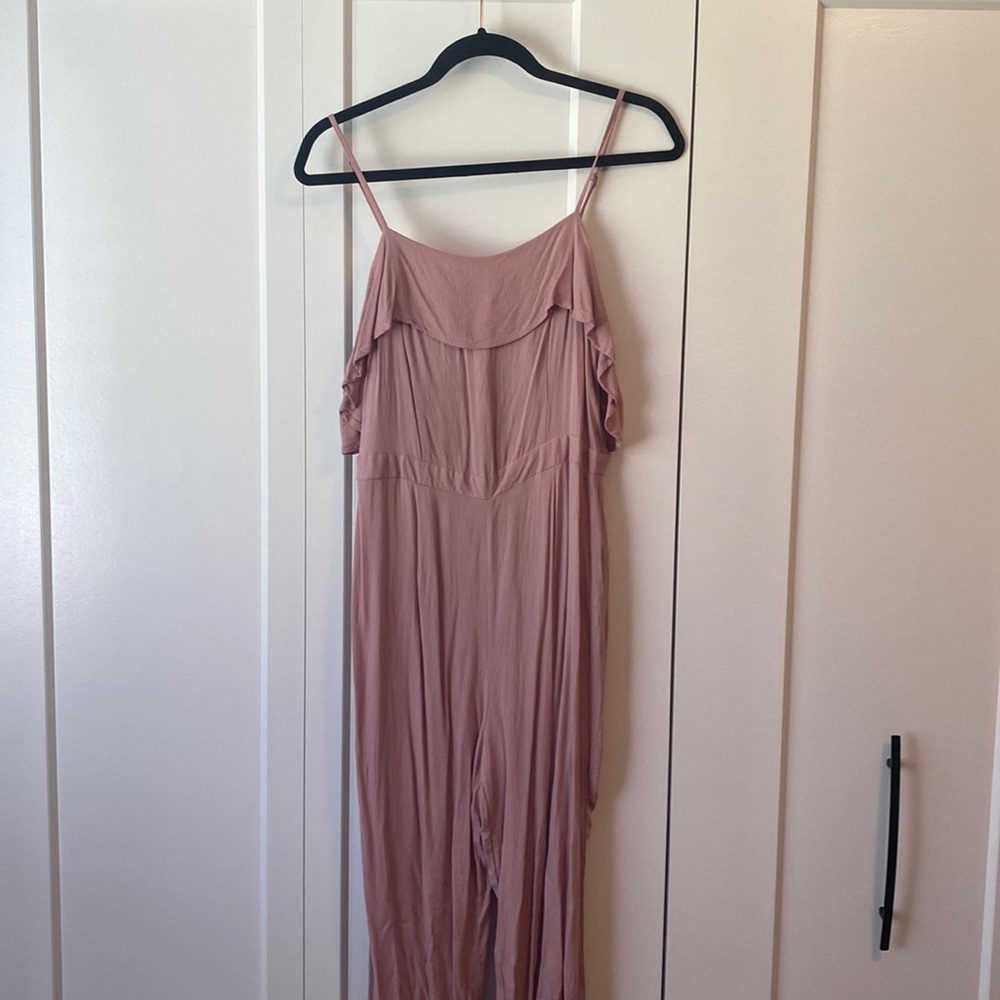 ✨ANY 2 FOR 15 ANY 3 FOR 20✨ Medium Forever21 Dusty Pink Cold Shoulder Jumpsuit